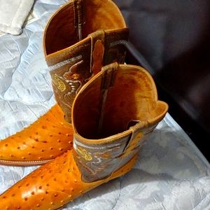 I'm selling these boots